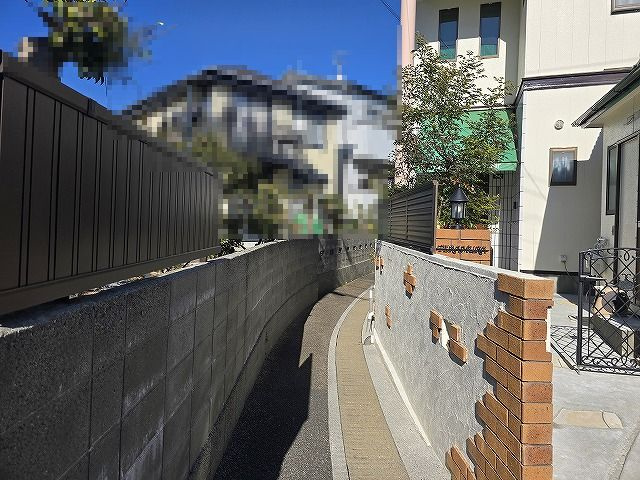 旭天神町　中古戸建の前面道路含む現地写真