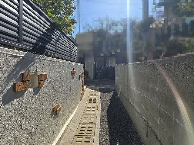 旭天神町　中古戸建の前面道路含む現地写真