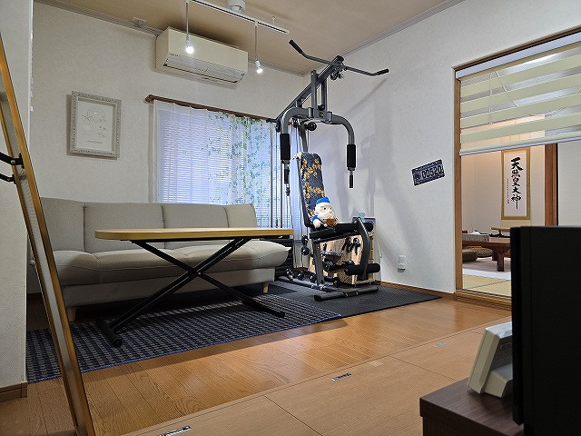 旭天神町　中古戸建の居間・リビング|母屋：1F14.1LDK