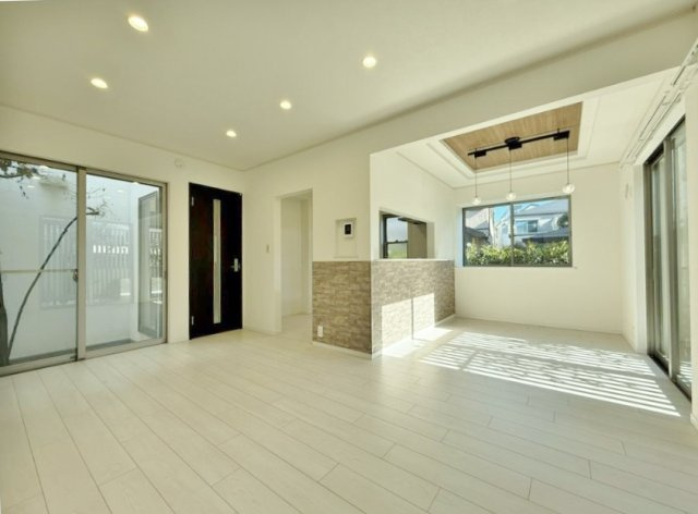 杉並区桃井1丁目の居間・リビング|【新規リノベーション戸建】
建物面積101.98㎡　ゆとりある空間設計の4LDK　カースペース付
室内大変綺麗にリノベーション完了しております♪♪
是非現地にて実際にご見学ください