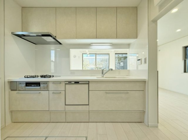 杉並区桃井1丁目のキッチン|対面式システムキッチン新規交換
食洗機・ビルトイン浄水器付
調理スペースが広くお料理しやすい仕様になっています♪