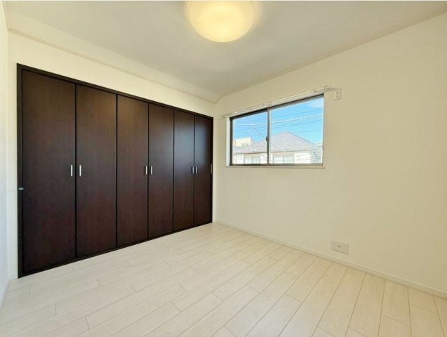 杉並区桃井1丁目の洋室|2階5.0帖洋室
プライベート空間も快適
全室2面採光・収納付
各室しっかりとした大きさのクローゼット完備で嬉しい仕様