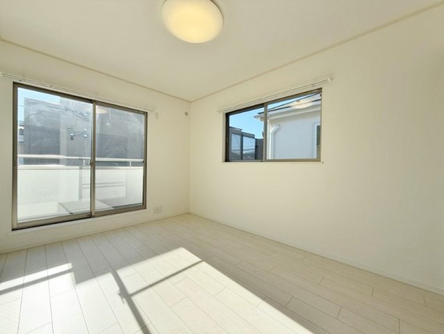 杉並区桃井1丁目の洋室|2階6.0帖洋室
南向きの居室はどちらのお部屋にもバルコニー付
＋αのゆとりと開放感を演出いたします