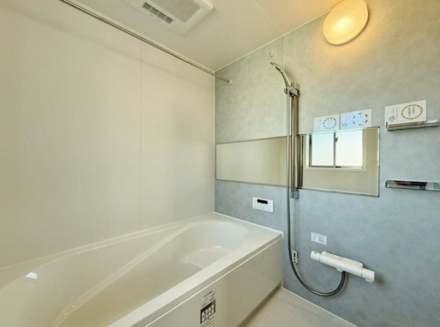 杉並区桃井1丁目の浴室|ユニットバス新規交換
足を伸ばしてゆったりとご入浴いただける一坪タイプのユニットバス
お子様とのご入浴も快適な広さです
浴室乾燥機付