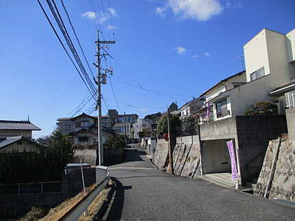 広島市佐伯区観音台1丁目　中古一戸建て(JS)の前面道路含む現地写真