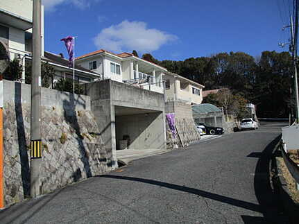 広島市佐伯区観音台1丁目　中古一戸建て(JS)の前面道路含む現地写真