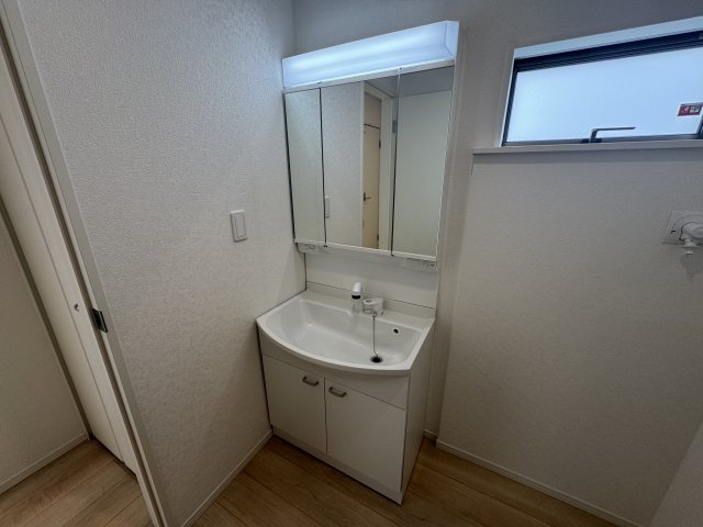 南城市佐敷冨祖崎　第7（全4棟）ラスト4号棟の独立洗面台|4号棟　三面鏡付き洗髪洗面化粧台♪
