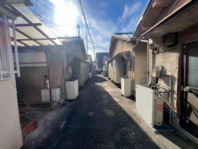 阪南市自然田・中古戸建・54758の前面道路含む現地写真