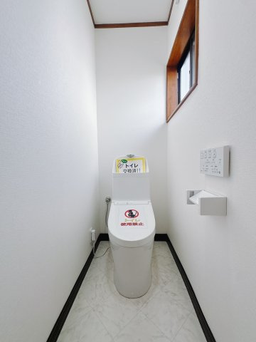 【中古戸建】太田市鳥山上町のトイレ|■トイレ｜白を基調とした清潔感溢れるトイレになっています。トイレには窓がついていますので常に換気をすることができ清潔を保てます。
