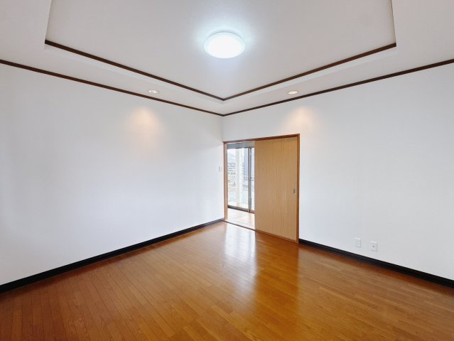 【中古戸建】太田市鳥山上町の洋室|■洋室｜「今日も一日お疲れ様」とご夫婦でゆったりくつろげる洋室。毎日の家事やお仕事に疲れた日はフカフカのベットで癒されてください。テレビや本棚をおいても快適な広さなのが自慢のお部屋です♪