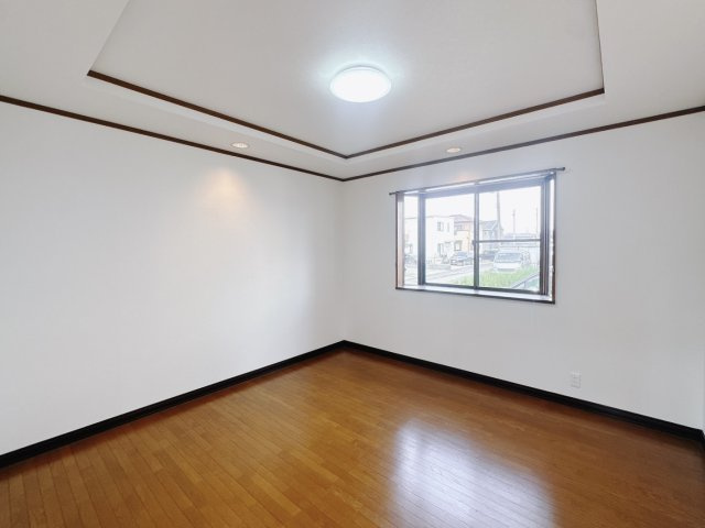 【中古戸建】太田市鳥山上町の洋室|■洋室｜ナチュラルカラーの床です。模様替えなどとても楽しく工夫できます♪陽当たり、風通しもとても良いので毎日快適な生活スタートです！子供部屋にも良いですね♪
