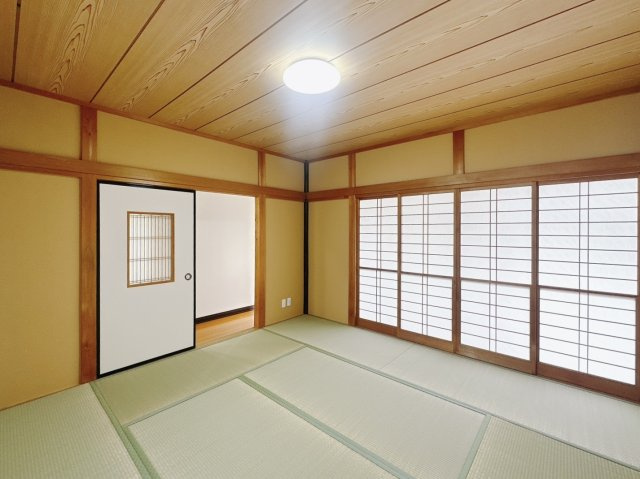 【中古戸建】太田市鳥山上町の和室|■和室｜和室を書斎にしたり、冬にはコタツを敷いて家族みんなで年越しをするのもいいですね。家族みんなのお気に入りの空間になります♪