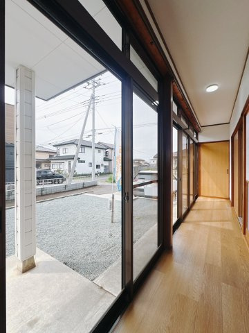 【中古戸建】太田市鳥山上町のその他|■縁側｜風通しがよく自然の風を取り込みやすい、外と中の”ちょうどいい中間空間”で季節を感じながらゆったり過ごせる癒しのリラックススペースです♪