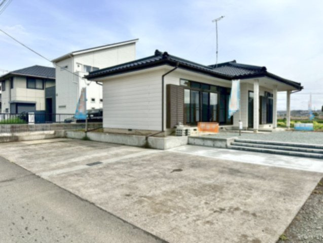 【中古戸建】太田市鳥山上町の外観|■外観｜広々とした駐車スペースで楽々駐車可能！お買い物後もスムーズにお荷物を運べます♪