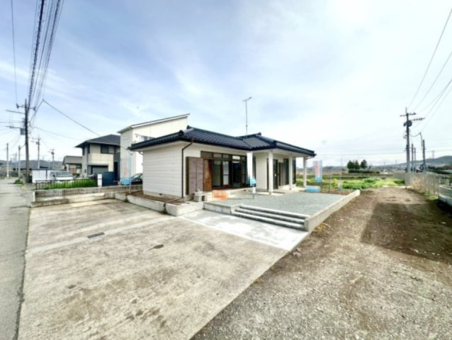 【中古戸建】太田市鳥山上町の外観|■外観｜周囲の見渡しが良く、車の出入りの際も安全確認がしやすいため、小さなお子様がいるご家庭でも安心です。