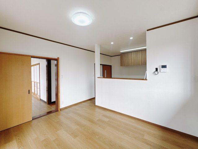 【中古戸建】太田市鳥山上町の居間・リビング|■リビング｜落ち着きのある表情を見せるリビングダイニング。太陽の光がたっぷり差し込むリビングは、自然とご家族が集まる居心地の良い空間です。