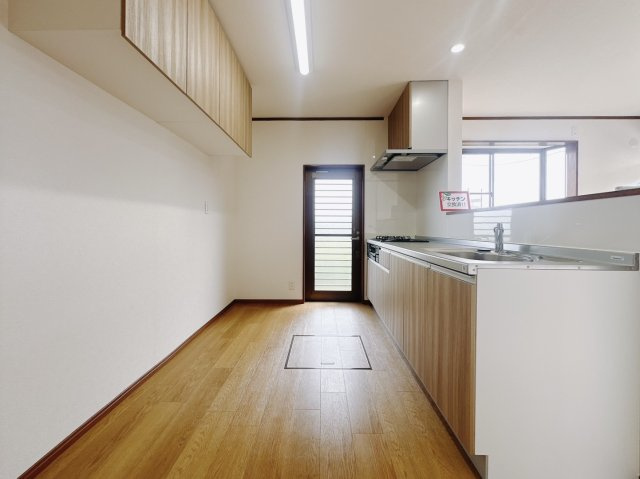 【中古戸建】太田市鳥山上町のキッチン|■キッチン｜お料理をしながら会話も弾むカウンターキッチン。出来上がったお料理をカウンター越しからお子様に運んでもらったりと、お手伝いも楽しくしてもらえることができます♪