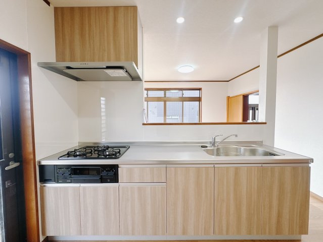 【中古戸建】太田市鳥山上町のキッチン|■キッチン｜大きなお鍋や調理用具のも出し入れラクラクな収納がたっぷり！毎日使う場所だからこそ、無理のない姿勢で作業できるのは嬉しいポイントですね(*＾＾*)♪