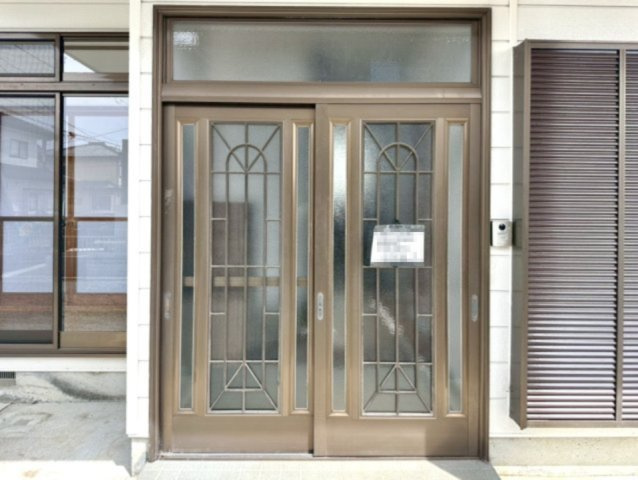 【中古戸建】太田市鳥山上町の玄関|■玄関｜南向き玄関なので温かい日差しが差し込みます。太陽の光をたっぷり浴びて元気にいってらっしゃい♪♪