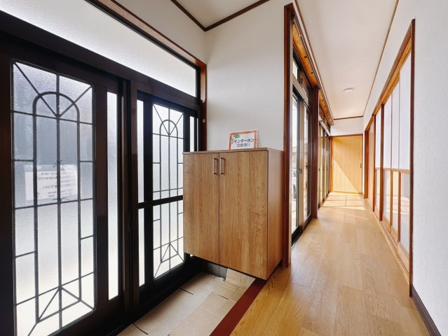 【中古戸建】太田市鳥山上町の玄関|■玄関｜お客様を最初にお迎えする玄関は、おうちの顔ともいえる大切な場所。よく使うものをシューズボックスの上に飾りながら収納すると、使いやすく見た目もキレイ。