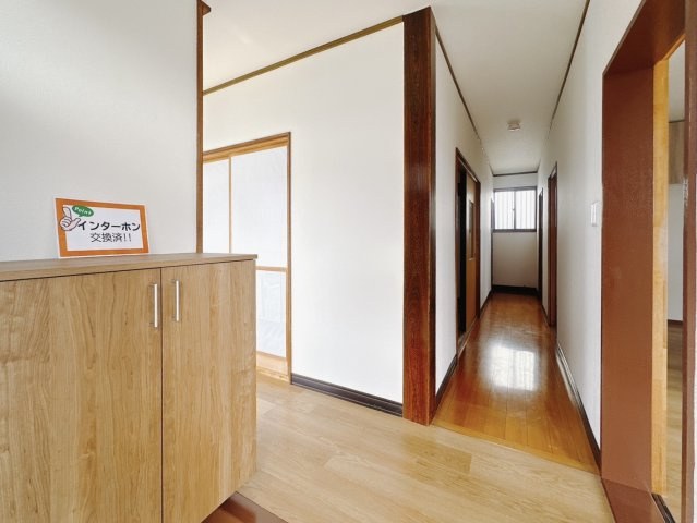 【中古戸建】太田市鳥山上町の玄関|■玄関｜毎日の「いってらっしゃい」や「お帰りなさい」を大切なご家族と過ごす玄関は〈使いやすさ〉を追求しております。玄関横の物入は急な来客時でもさっとお片付けできるスペースを確保しています。