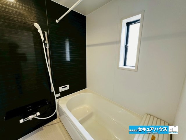 【今からご案内可能】みよし市福田町屋敷浦　全7棟の浴室|【浴室】
◆アクセントパネルで落ち着きのある雰囲気を演出します。好きな大きさの鏡を自分で選ぶことができます。
◆窓付きで、カビの繁殖を抑える効果があります。
◆追い炊き機能付きのオートバスです。　　　