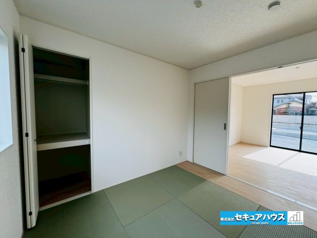 【今からご案内可能】みよし市福田町屋敷浦　全7棟の和室|【洋風和室5.2帖】
◆LDKに続く洋風和室は寝転ぶスペースとしてや、お子様の遊ぶスペースとしても利用できます。来客時には扉を閉めて利用することもでき、汎用性の高いお部屋です。　　　　　　　　　　　　