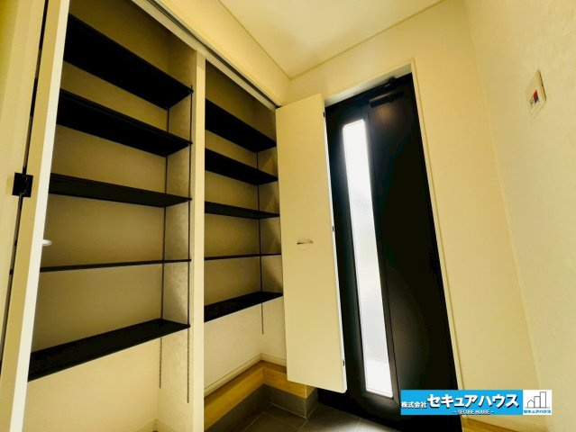 【今からご案内可能】みよし市福田町屋敷浦　全7棟の玄関|【玄関】
◆光が差し込み明るいです。
◆玄関には、収納力のあるシューズクローゼットがございます。玄関まわりがすっきり片付きます。可動式のため高さ調整が可能です。
◆ダブルロックキーで防犯面も安心です。