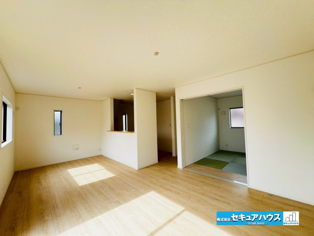 【今からご案内可能】みよし市福田町屋敷浦　全7棟の居間・リビング|【LDK17帖】
◆家族揃ってリビングで過ごすお休みの日が、楽しみになる場所となることでしょう。
◆リビングと和室が一体化して開放感が増し、寝転がったりお子様の遊ぶスペースができるのも魅力です。　　　