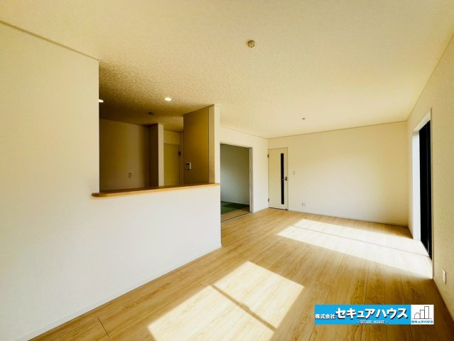 【今からご案内可能】みよし市福田町屋敷浦　全7棟の居間・リビング|【LDK】
◆南向き×2面の窓により、採光・通風共に良好なリビングです。
◆対面式のオープンキッチンは、家事をしながら家族の様子が一目でわかる安心な設計です♪　　　　　　　　　　　　　　　　　　　　　