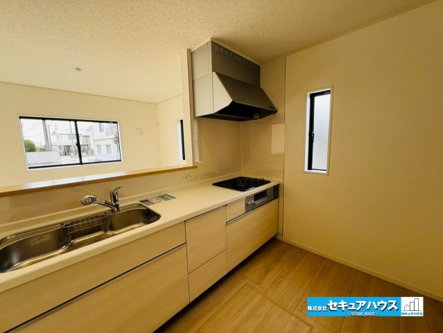 【今からご案内可能】みよし市福田町屋敷浦　全7棟のキッチン|【キッチン】
◆洗い物もはかどるワイドなシンクです。
◆キッチンの窓は調理中のニオイや煙、熱気を効率的に排出できる高い換気能力があります。　　　　　　　　　　　　　　　　　　　　　　　　　　　　　　　