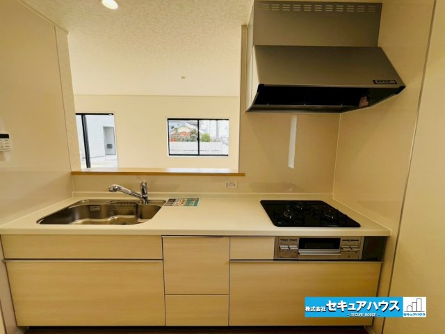 【今からご案内可能】みよし市福田町屋敷浦　全7棟のキッチン|【キッチン】
◆同時にたくさんの料理が調理できる3口コンロ。「焼く・蒸す・煮る」の工程を同時進行で進めることができるので、料理を素早く作ることができます。育児でバタバタ忙しいママに嬉しい♪　　　　　　
