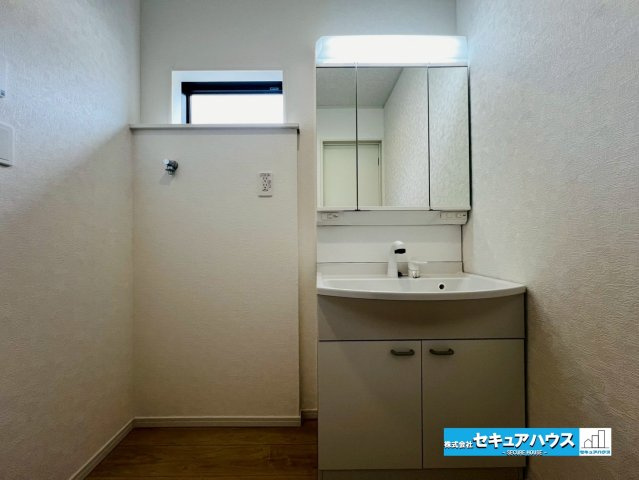 【今からご案内可能】みよし市福田町屋敷浦　全7棟の独立洗面台|【洗面台】
◆鏡の裏にはたっぷりと収納スペースを標準装備！
◆電源を付属しているのでドライヤーなど利用できます。
◆洗面台下にも収納スペースがあるため、洗剤やシャンプーのストックを入れられます。　　　
