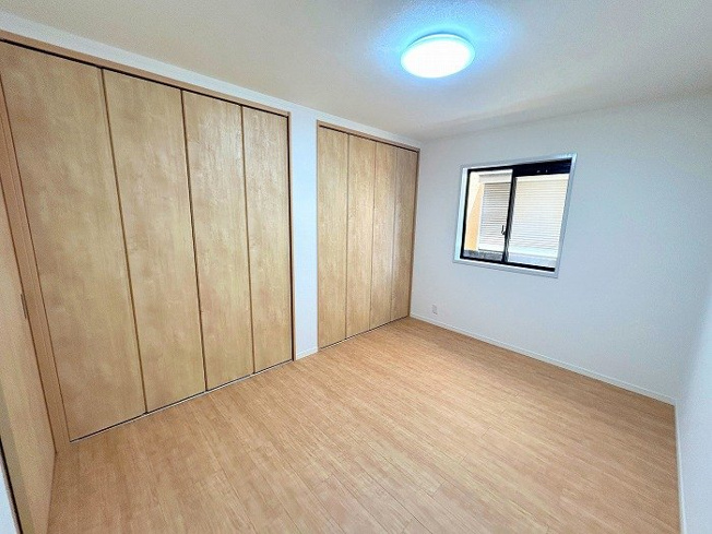 【洋室】 | アトムセレクト　鎌ケ谷市東鎌ヶ谷2丁目中古戸建 | 1階北側洋室約6帖　大きな収納が2つあります