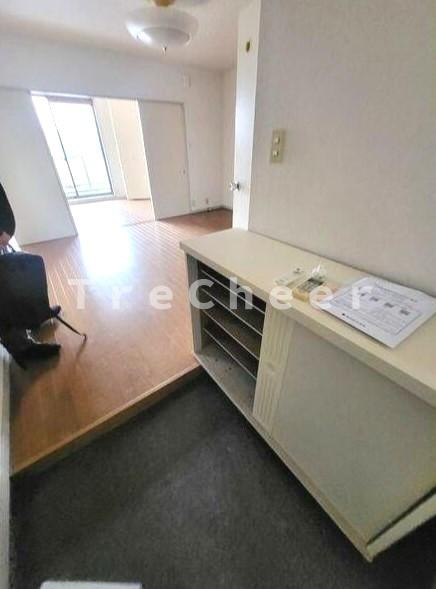 東信ビルの玄関