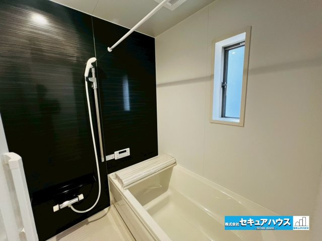 みよし市福田町屋敷浦　全7棟の浴室|【浴室】
◆アクセントパネルで落ち着きのある雰囲気を演出します。毎日の疲れを癒やすバスタイムをお楽しみ下さい！
◆窓付きで、カビの繁殖を抑える効果があります。
◆追い炊き機能付きのオートバスです。　　