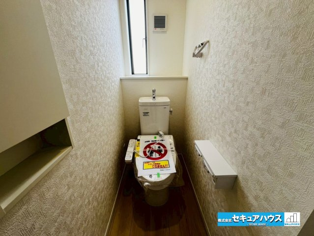 みよし市福田町屋敷浦　全7棟のトイレ|【高機能トイレ】
◆高機能トイレの多くは便器のフタの開閉が自動であり、使用後に手動で水を流す面倒もなく非常に便利です。スタイリッシュな見た目で、お掃除しやすく、節水効果が高いです。　　　　　　　　　　