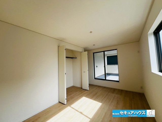 みよし市福田町屋敷浦　全7棟の洋室|【洋室8帖】
◆広々とした居住空間は日々の暮らしを彩り、心のやすらぎと満足感を与えてくれます。通風と採光を考慮した設計は子供たちはのびのび育ち、家族でくつろぎと団らんを生み出します。　　　　　　　　　