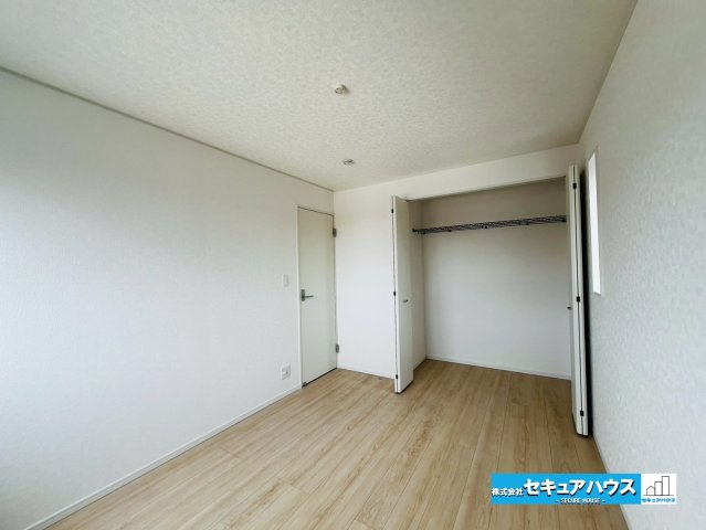 みよし市福田町屋敷浦　全7棟の洋室|【洋室6帖】
◆家族一人ひとりの大切なプライベート空間。趣味に合わせて使って頂けるようシンプルに仕上げてあります。暮らし心地を大きく左右する収納を、適材適所に配置し使い勝手を考慮しました。　　　　　　