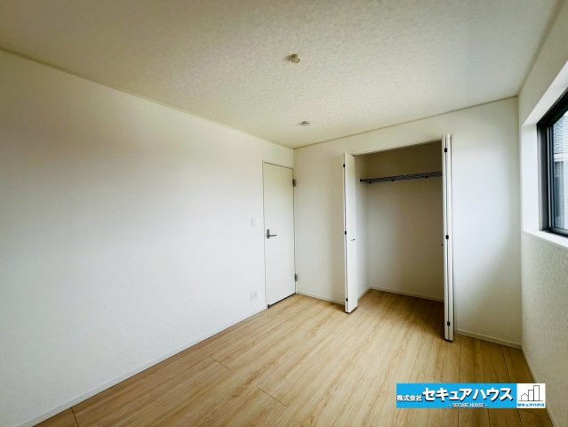 みよし市福田町屋敷浦　全7棟の洋室|【洋室6帖】
◆お子様のお部屋や主寝室、来客時の宿泊室、趣味のお部屋としてもご利用いただけます♪
◆全居室収納付きのため、各居室ごとにお洋服や荷物を収納できます。　　　　　　　　　　　　　　　　　　　