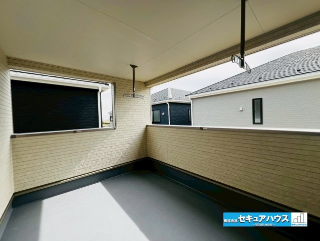 みよし市福田町屋敷浦　全7棟のバルコニー|【バルコニー】
◆見晴らしもよく、太陽の温かな温もりをめいっぱい受け止めてくれます。
太陽の光と爽やかな風を受けたお洗濯物はあっという間に乾き、取りこむ時には太陽の匂いを感じられそうですね。　　　　　