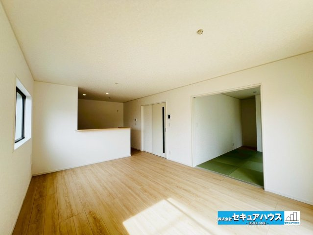 みよし市福田町屋敷浦　全7棟の居間・リビング|【LDK16帖】
◆家族揃ってリビングで過ごすお休みの日が、楽しみになる場所となることでしょう。
◆対面式のオープンキッチンは、家事をしながら家族の様子が一目でわかる安心＆便利設備♪　　　　　　　　　