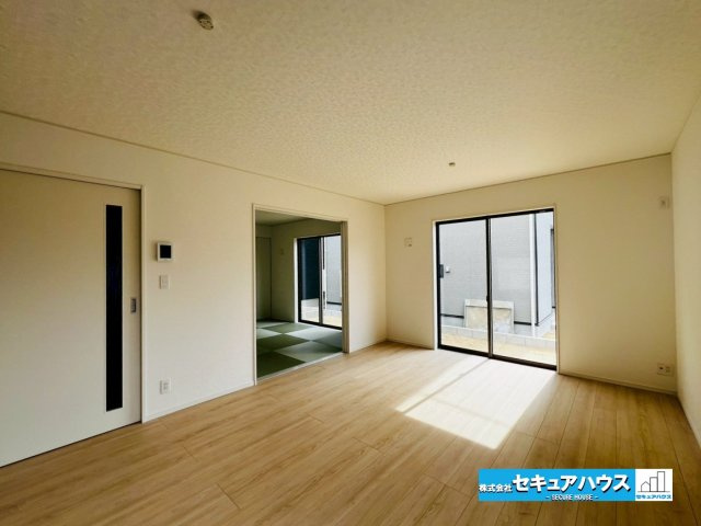 みよし市福田町屋敷浦　全7棟の居間・リビング|【LDK】
◆南向きのため、日当たりが良く温かい広々リビングは家族の団らんスペースになります。
◆リビングに続く和室は開放感が増し、寝転がったりお子様の遊ぶスペースとして利用できるため便利です。　　　