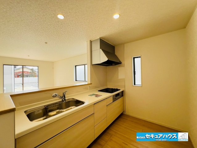 みよし市福田町屋敷浦　全7棟のキッチン|【キッチン】
◆広々としたキッチンの為家族で並んで料理できます。
◆キッチンの窓は調理中のニオイや煙、熱気を効率的に排出できる高い換気能力があります。　　　　　　　　　　　　　　　　　　　　　　　　　