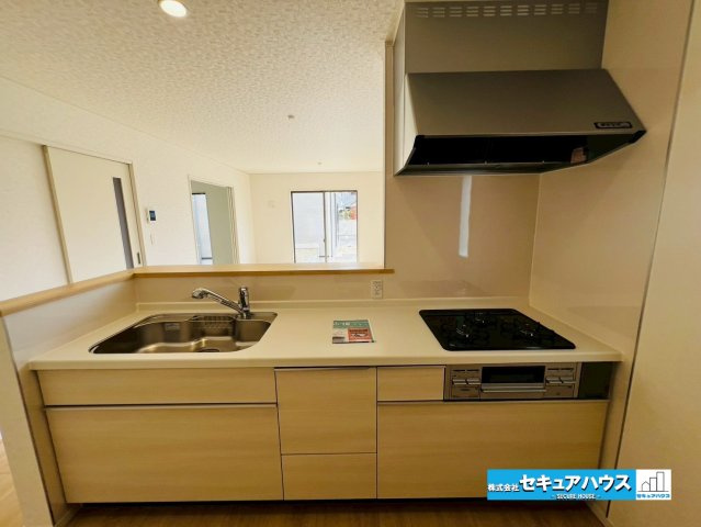 みよし市福田町屋敷浦　全7棟のキッチン|【キッチン】
◆同時にたくさんの料理が調理できる3口コンロ。「焼く・蒸す・煮る」の工程を同時進行で進めることができるので、料理を素早く作ることができます。育児でバタバタ忙しいママに嬉しい♪　　　　　　