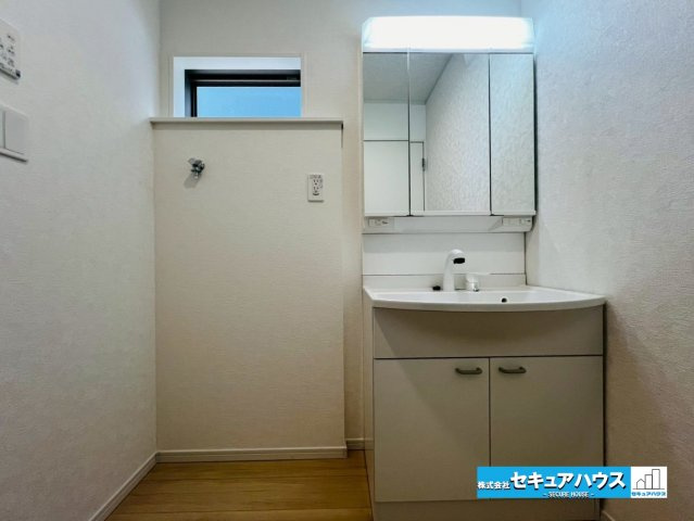 みよし市福田町屋敷浦　全7棟の独立洗面台|【洗面台】
◆鏡の裏にはたっぷりと収納スペースを標準装備！
◆電源を付属しているのでドライヤーなど利用できます。
◆洗面台下にも収納スペースがあるため、洗剤やシャンプーのストックを入れられます。　　　