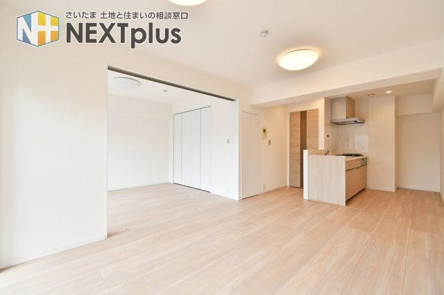 洋伸大宮マンションの居間・リビング|家族の会話が弾むキッチン。令和8年1月完工のリノベーションにより、食洗機付システムキッチンへ刷新されました。料理中もリビング全体が見渡せ、小さなお子様がいるご家庭も安心して家事に専念できます。