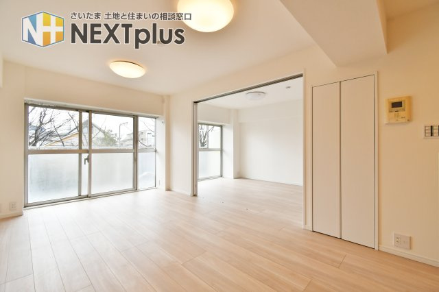 洋伸大宮マンションの居間・リビング|柔らかな陽光が注ぐ、開放感あふれるLDK。隣の洋室を開放すれば、広々とした一体空間に早変わりします 。全室クロス・フローリング新規施工済みで、木の温もりを感じる心地よい住まいを是非ご体感ください。