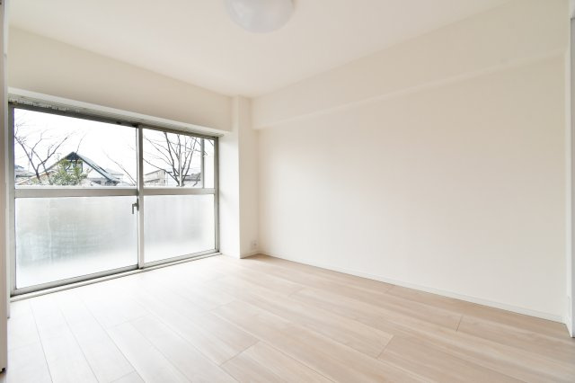 洋伸大宮マンションの洋室|陽だまりに包まれる、約6.3帖の安らぎ空間。南向きの大きな窓から豊かな採光が入り、日中は照明なしでも明るく過ごせます。フローリングも新規施工済みで、素足でも心地よい清潔な室内を実現しました。