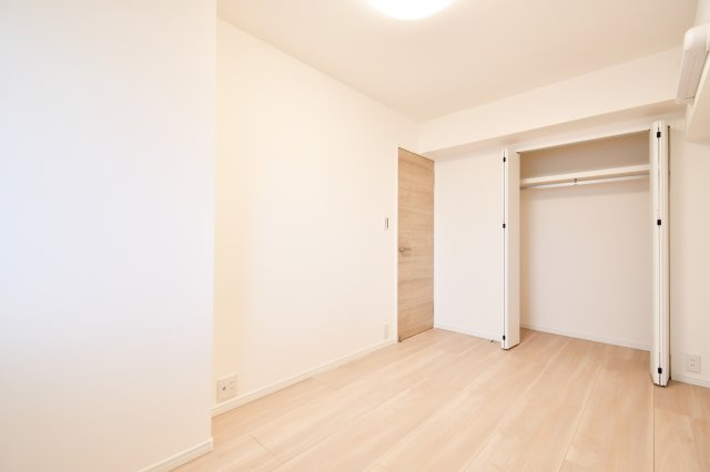 洋伸大宮マンションの洋室|整理整頓が捗る、機能的なクローゼットを完備。新規交換された建具が室内の質感を高めます。廊下から直接出入りできる独立性の高い間取りは、家族間でもプライバシーを大切にしたいライフスタイルに寄り添います。